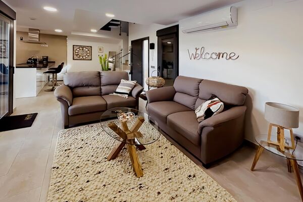 Living and kitchen area with cosy sofas in the house Pequeña