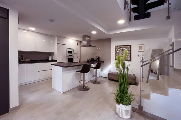 Living-kitchen area with cooking island in the house Pequeña