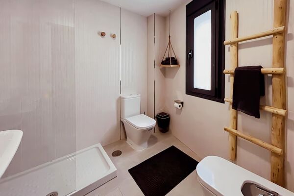 Bathroom adjoining the bedroom with toilet, shower, bidet and washbasin in the house Pequeña