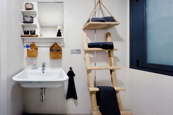 Bathroom on the ground floor with toilet, washbasin, mirror cabinet and shower at house Grande