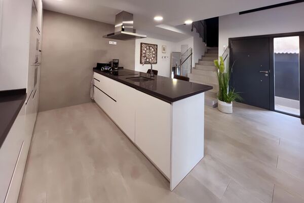 Kitchen with cooking island in the house Pequeña