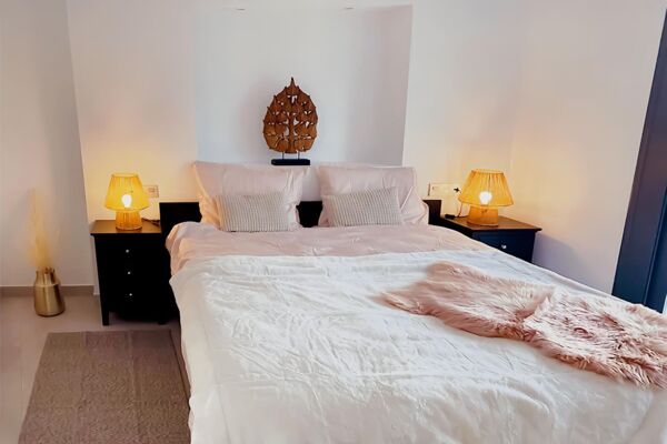 Double bed in bedroom 1 in house Pequeña