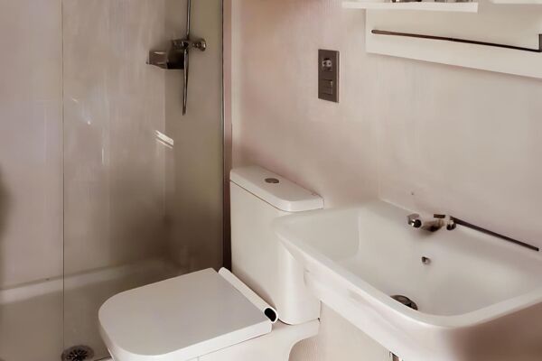 Bathroom on the 1st floor with toilet, washbasin, mirror cabinet and shower at house Grande
